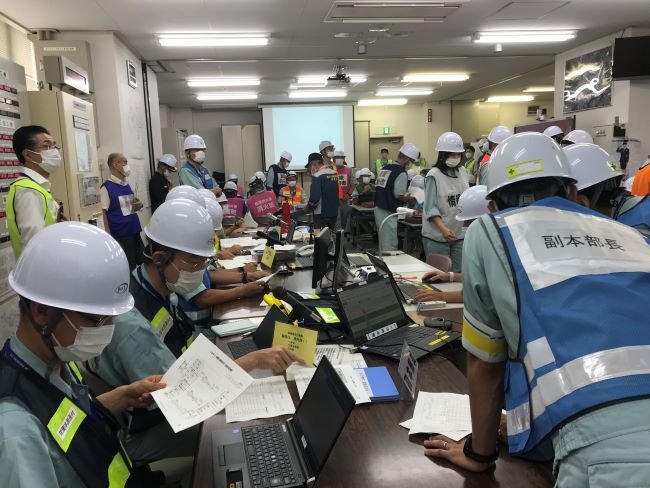 【緊急対策本部訓練】
緊急対策本部内で情報収集・意思決定・指示伝達