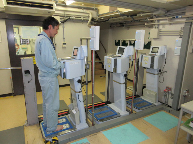 管理区域から退出する際には、必ず測定機器で放射線量を測定し、安全であることを確認しています。