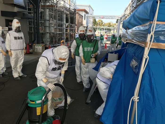 【応急復旧措置訓練】
一時的な管理区域の設定及び
汚染拡大防止・除染活動