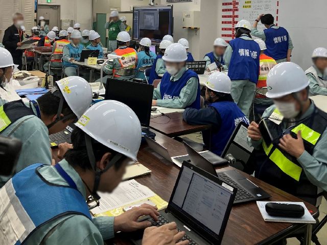 【緊急対策本部訓練】
緊急対策本部内で情報収集・意思決定・指示伝達