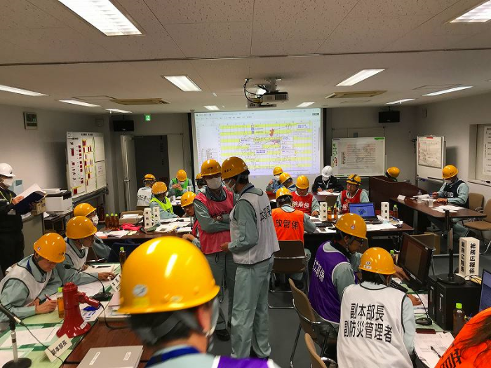 【緊急対策本部活動訓練】 緊急対策本部内での情報収集・意思決定・指示伝達