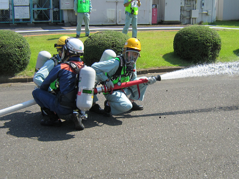 【模擬火災現場での放水はじめ】
消防署と合同訓練の一部