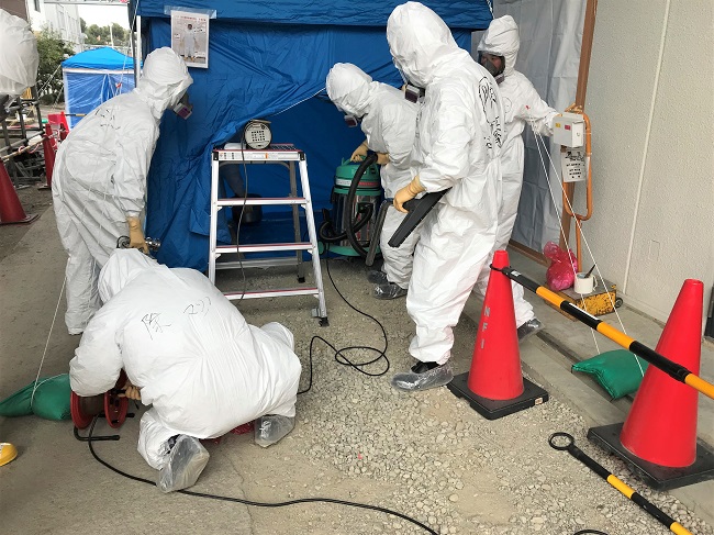 【応急措置訓練】
一時的な管理区域の設定及び
汚染拡大防止・除染活動