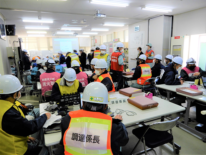 【緊急対策本部】
緊急対策本部内で情報収集・意思決定・指示伝達