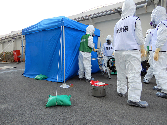 【応急措置訓練】
一時的な管理区域の設定及び
汚染拡大防止・除染活動