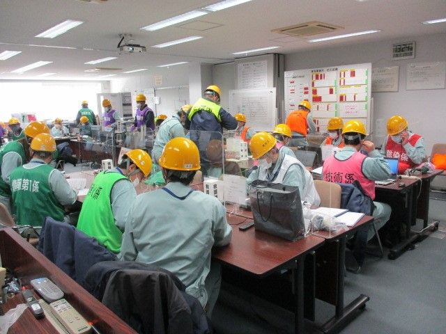 【緊急対策本部活動訓練】
緊急対策本部内での情報収集・意思決定・指示伝達