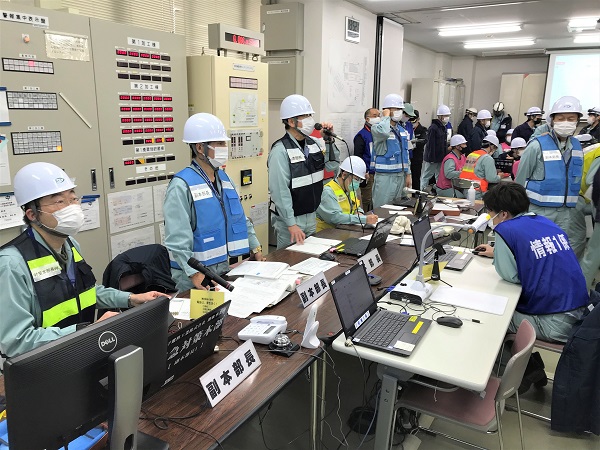 【緊急対策本部訓練】
緊急対策本部内で情報収集・意思決定・指示伝達