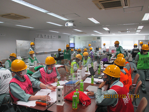 【対策本部内風景】
訓練開始約20分後の情報収集、指示伝達等