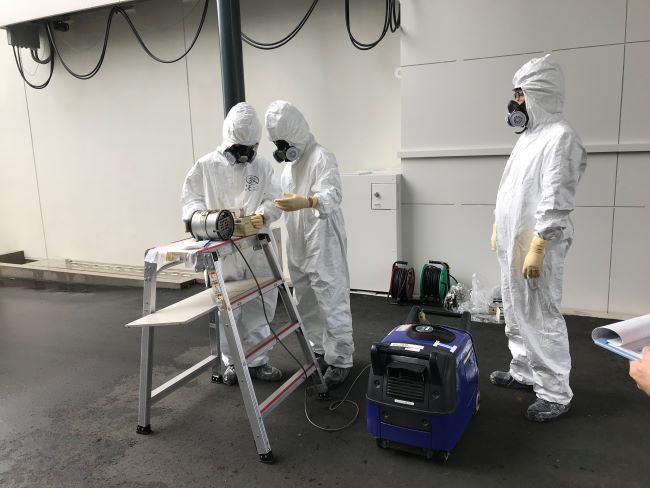 【応急措置訓練】
可搬式ダストサンプラによる空気中放射性物質濃度の測定