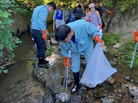 （熊取町主催の地域河川清掃活動）