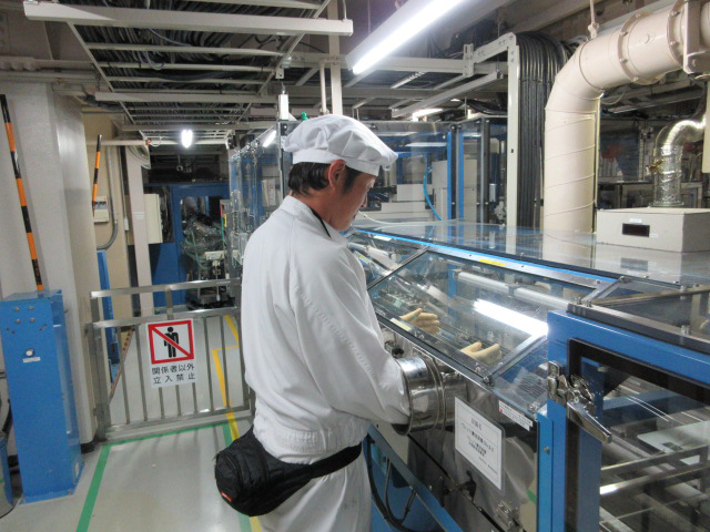 放射性物質の取り扱い作業では、被ばく低減のため決められた作業衣や安全保護具を着用するとともに、ガラス線量計を着用し被ばく線量を監視しています。