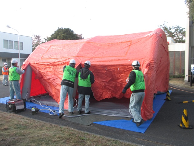 【応急措置（収束措置）訓練】防災テントの設営