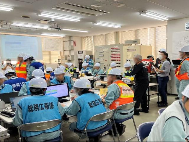 【緊急対策本部訓練】 緊急対策本部内で情報収集・意思決定・指示伝達